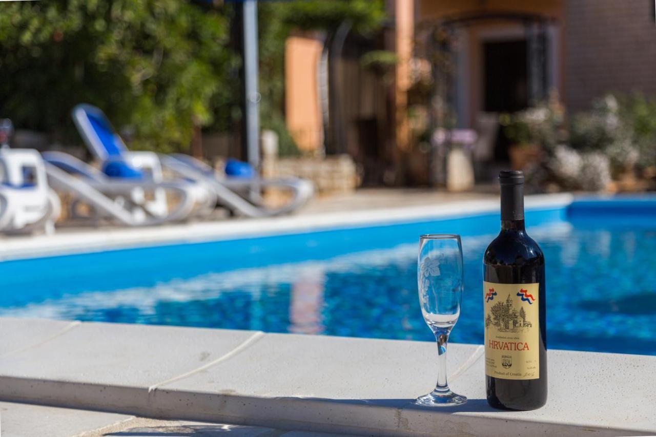Villa Margerita With Private Pool, Yard And Parking Kastelir Bagian luar foto